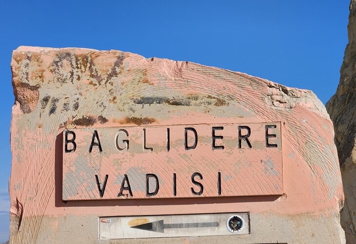 Kapadokya Bağlıdere Vadisi giriş tabelası, yönlendirme taşı üzerinde yazı ve ok işareti